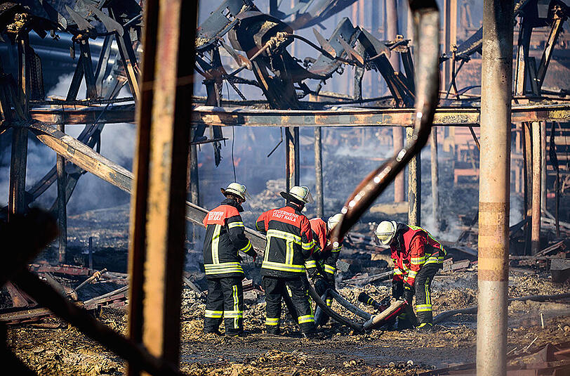 Schier endloser Kampf gegen die Flammen - die Bilder vom Morgen danach: postapokalyptisch. Vom den Sägewerk in Oberfranken blieb nicht viel übrig.