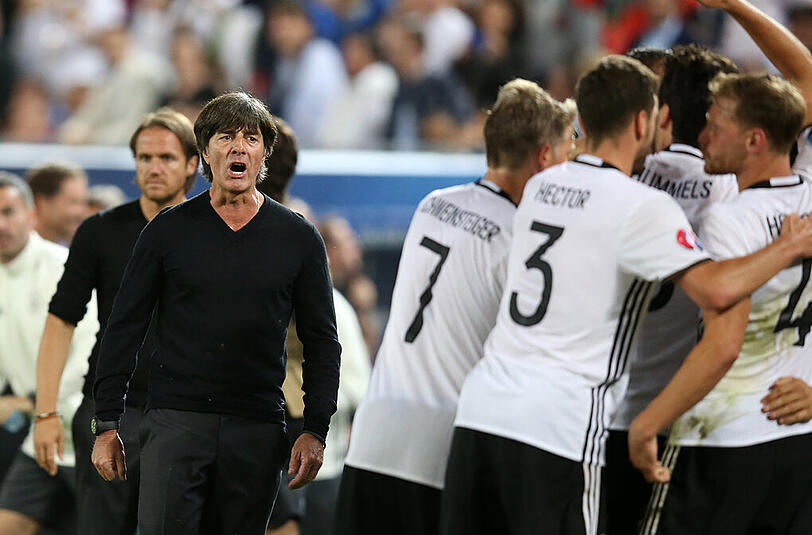 Geschafft: Bundestrainer Joachim Löw und "La Mannschaft" stehen im Halbfinale der Euro 2016.