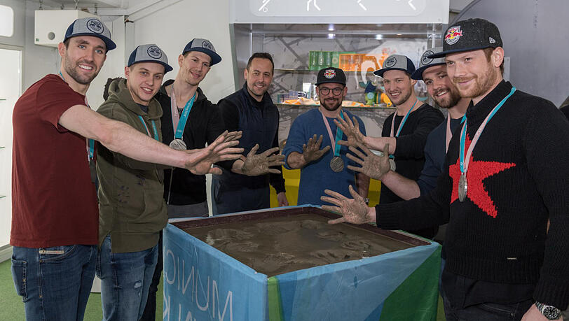 Verewigen sich mit ihrem Handabdruck im Zement (v.l.): Daryl Boyle, Dominik Kahun, Frank Mauer, Marco Sturm, Yannic Seidenberg, Patrick Hager, Brooks Macek und Danny aus den Birken. Verewigen sich mit ihrem Handabdruck im Zement (v.l.): Daryl Boyle, Dominik Kahun, Frank Mauer, Marco Sturm, Yannic Seidenberg, Patrick Hager, Brooks Macek und Danny aus den Birken.