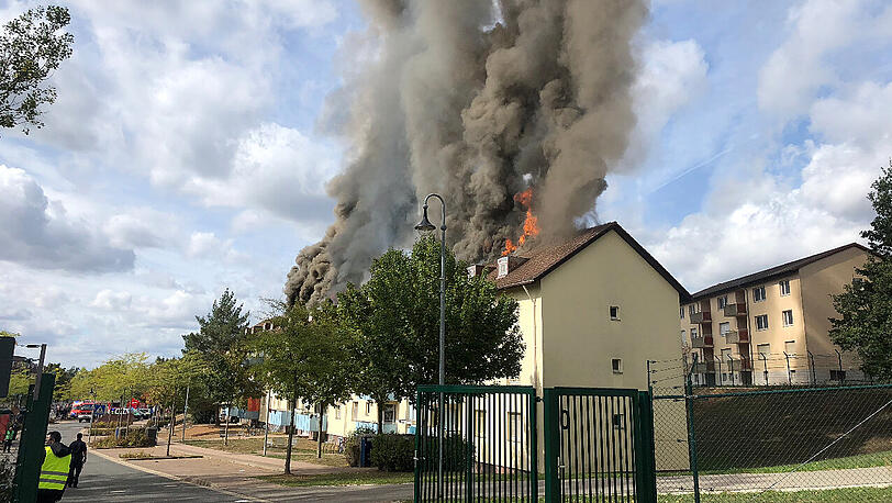 Die Einsatzkräfte brachten das Feuer gegen 14 Uhr unter Kontrolle.