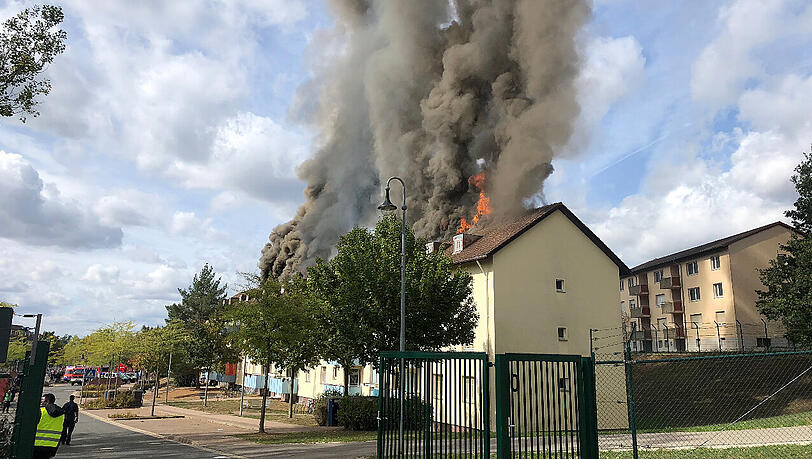 Die Einsatzkräfte brachten das Feuer gegen 14 Uhr unter Kontrolle. Die Einsatzkräfte brachten das Feuer gegen 14 Uhr unter Kontrolle.