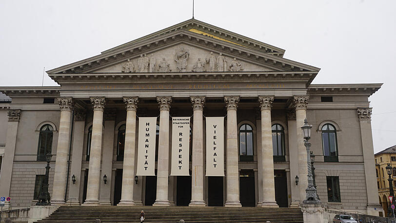 Die Bayerische Staatsoper zeigt bereits Flagge für die Demo.