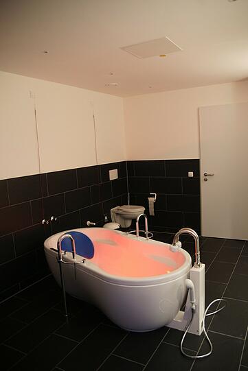 Eine Badewanne in der Klinik.