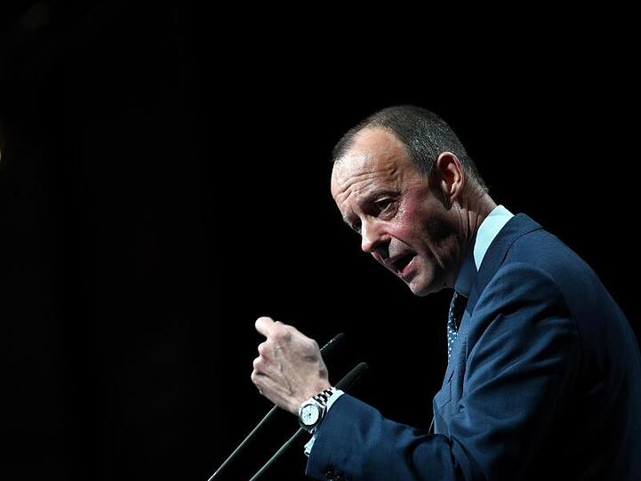 Friedrich Merz gibt seinen Aufsichtsratsjob bei Blackrock auf - lässt eine Kandidatur bei der Bundestagswahl im kommenden Jahr aber weiterhin offen.