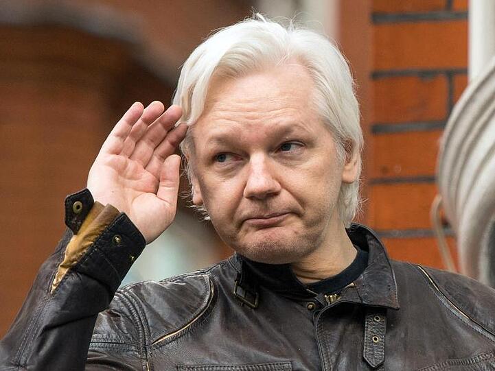 Julian Assange im Jahr 2017 im Exil auf dem Balkon der Botschaft von Ecuador in London.