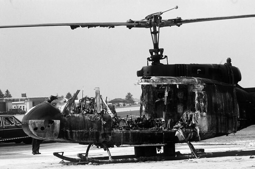 Das Archivbild zeigt den ausgebrannten Hubschrauber des Bundesgrenzschutzes in Fürstenfeldbruck, wo in der Nacht zum 6.9.1972 neun verbliebene Geiseln, fünf Terroristen und ein Polizist bei einer Schießerei starben.