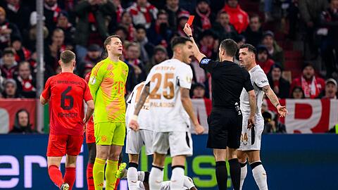 Schlüsselszene im Pokal-Duell: Bayern-Torwart Manuel Neuer sieht die Rote Karte nach einem Foul außerhalb des Strafraums.