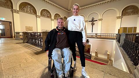 Profis in ihrem Sport: der Rollstuhl-Tischtennisspieler Nicolai Sommer und die 400-Meter-Läuferin Mona Mayer, die bei den European Championships als Teil der 400-Meter-Staffel 2022 den fünften Platz geholt hat.