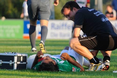 Musste nach einem Foul das Training abbrechen: Sami Allagui (liegend) wurde sofort von Physiotherpeut Axel Käßner (r.) behandelt. Trainer Benno Möhlmann bangt um den Einsatz des Stürmers.