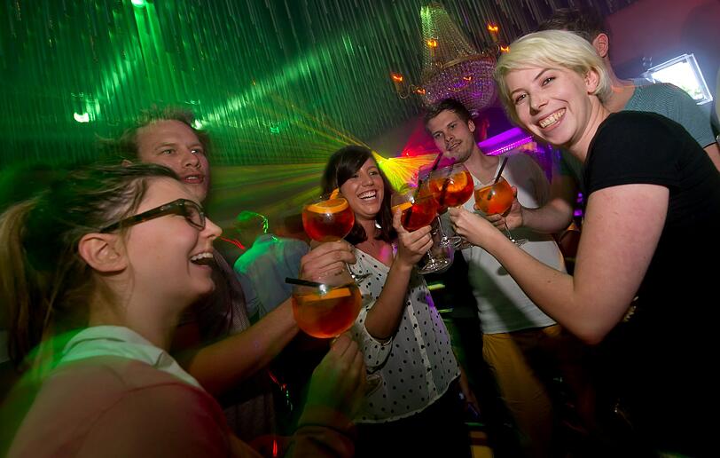 Mittags-Gäste der ersten &bdquo;Lunch Beat&ldquo;-Party in einem Club in der Friedenstraße.