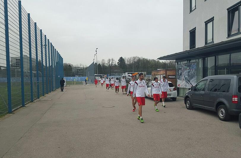Die Spieler von Benfica Lissabon auf dem Sechzig-Gelände an der Grünwalder Straße.
