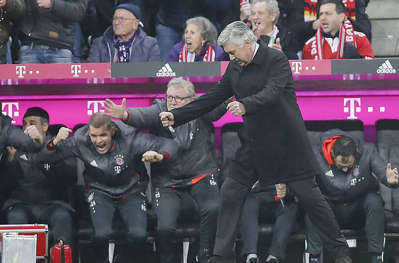 Da fällt eine Last von Carlo Ancelottis Schultern: Der Bayern-Trainer bejubelt das 2:1 von Mats Hummels.