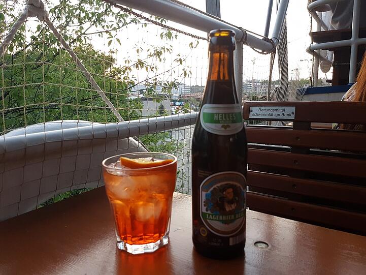 Die Preißnhalbe Augustiner &ndash; also das 0,33er-Fläschchen &ndash; gibt&rsquo;s für 3,50 Euro und in den Prosecco Aperol (0,2l/7 Euro) kippen die Barkapitäne zwei Stamperl Aperol.