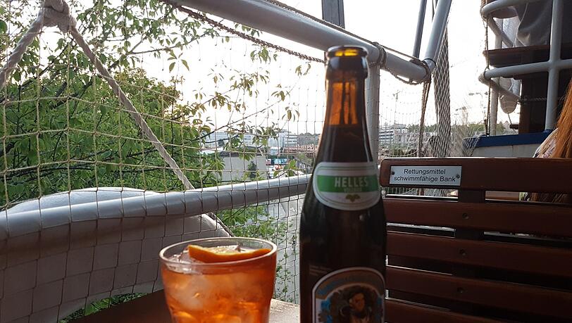 Die Preißnhalbe Augustiner – also das 0,33er-Fläschchen – gibt’s für 3,50 Euro und in den Prosecco Aperol (0,2l/7 Euro) kippen die Barkapitäne zwei Stamperl Aperol. Die Preißnhalbe Augustiner – also das 0,33er-Fläschchen – gibt’s für 3,50 Euro und in den Prosecco Aperol (0,2l/7 Euro) kippen die Barkapitäne zwei Stamperl Aperol.