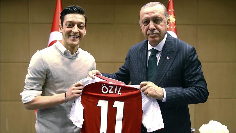Fußballer Mesut Özil lässt sich im Mai in London zusammen mit dem umstrittenen türkischen Staatspräsidenten Erdogan ablichten. Das löst einen Eklat aus &ndash; und Özils Rücktritt aus der deutschen Nationalmannschaft.