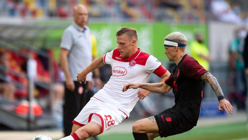 Düsseldorfs Rouwen Hennings (l) und Augsburgs Philipp Max kämpfen um den Ball. Foto: Marius Becker/dpa Düsseldorfs Rouwen Hennings (l) und Augsburgs Philipp Max kämpfen um den Ball. Foto: Marius Becker/dpa