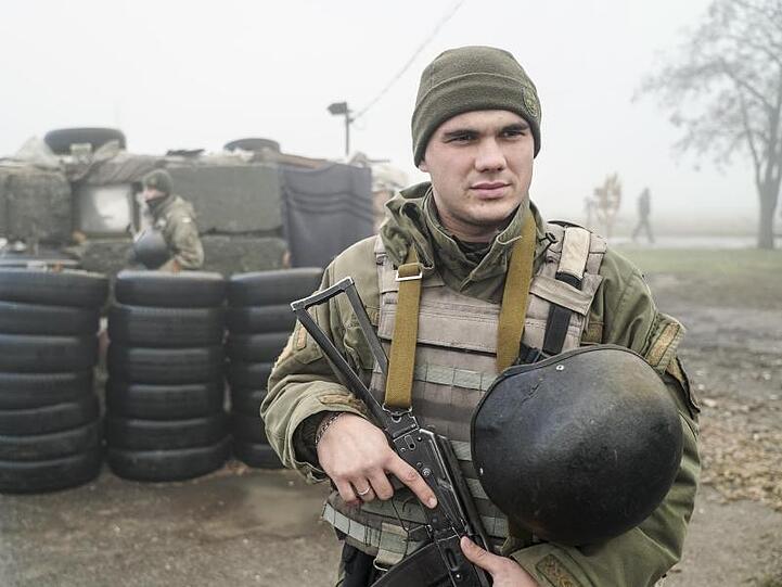 Ein Soldat der ukrainischen Nationalgarde steht an einem Checkpoint bei Berdyansk.