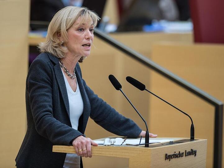 Die Sozialministerin Carolina Trautner (CSU) spricht während einer Plenarsitzung im bayerischen Landtag. Foto: picture alliance / dpa / Archivbild