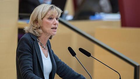 Die Sozialministerin Carolina Trautner (CSU) spricht während einer Plenarsitzung im bayerischen Landtag. Foto: picture alliance / dpa / Archivbild