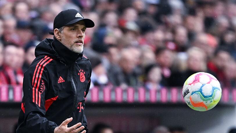 Trainer Thomas Tuchel von München verfolgt das Spiel am Spielfeldrand.