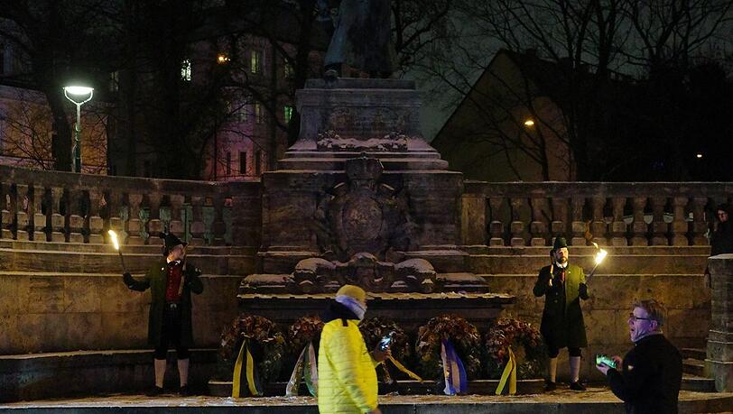 Ehrenwache am Denkmal f&uuml;r den Schmied von Kochel.