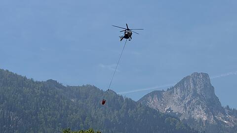 Immer noch sind Hubschrauber rund um das Brandgebiet im Einsatz. (Archivbild)