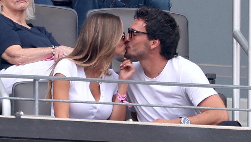 Ein Kuss auf der Tribüne: Mats Hummels und seine Freundin Nicola. Ein Kuss auf der Tribüne: Mats Hummels und seine Freundin Nicola.