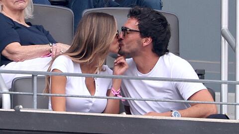 Ein Kuss auf der Trib&uuml;ne: Mats Hummels und seine Freundin Nicola.