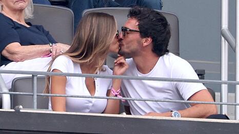 Ein Kuss auf der Trib&uuml;ne: Mats Hummels und seine Freundin Nicola.