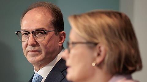 Bundesinnenminister Alexander Dobrindt (CSU) hatte nach dem Tod des Zugbegleiters im Februar h&auml;rtere Strafen f&uuml;r Angriffe auf Bahnmitarbeiter gefordert. (Archivfoto)