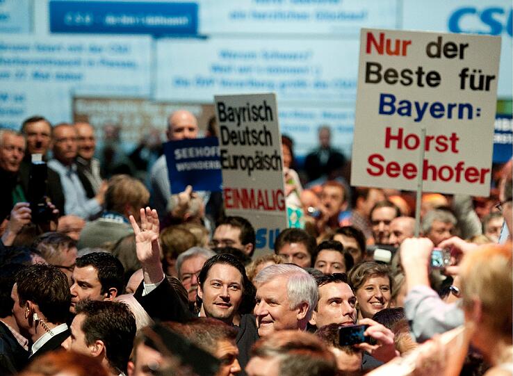 Bier und Politik - eine wundervolle Symbiose, zumindest am Aschermittwoch: Sehen Sie hier die Bilder des deftigen Polit-Klamauks mit OB Ude, Horst Seehofer, Claudia Roth und Co....