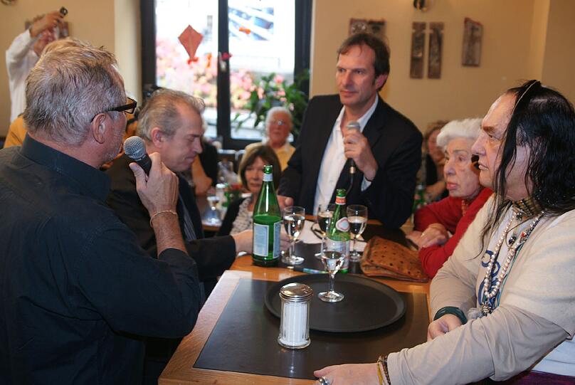 Sie diskutieren über Schwabing (v. li.): Konstantin Wecker, Günter Sigl, Arno Makowsky, die Schwabinger Gisela und Willy Michl.