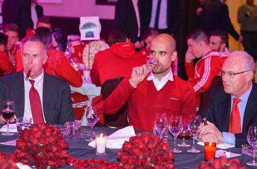 Der Vorstandsvorsitzende Karl-Heinz Rummenigge (l-r), Trainer Pep Guardiola und Ehrenpräsident Franz Beckenbauer nehmen am 22.12.2013 nach dem Gewinn der Club-WM am Banketts des Fußball-Bundesligisten FC Bayern München im Teamhotel in Marrakesch (Marokko) teil.