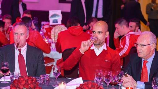 Der Vorstandsvorsitzende Karl-Heinz Rummenigge (l-r), Trainer Pep Guardiola und Ehrenpräsident Franz Beckenbauer nehmen am 22.12.2013 nach dem Gewinn der Club-WM am Banketts des Fußball-Bundesligisten FC Bayern München im Teamhotel in Marrakesch (Marokko) teil. Der Vorstandsvorsitzende Karl-Heinz Rummenigge (l-r), Trainer Pep Guardiola und Ehrenpräsident Franz Beckenbauer nehmen am 22.12.2013 nach dem Gewinn der Club-WM am Banketts des Fußball-Bundesligisten FC Bayern München im Teamhotel in Marrakesch (Marokko) teil.