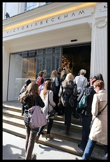 Victoria Beckham eröffnet ihre eigene Mode-Boutique in London. Mit dabei: ihre Eltern, Schwester und natürlich David Beckham.
