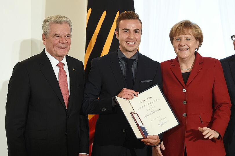Algemeines Aufatmen und Lachen der Beteiligten.