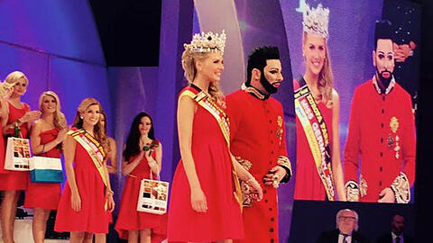 Hand in Hand zum großen Finale: Designer Harald Glööckler und "Miss Germany" Olga Hoffmann