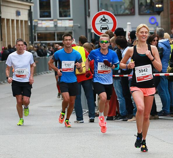 Sonnenschein und weiß-blauer Himmel: Beim München Marathon hatten die Teilnehmer perfekte Wetterbedingungen. Die Bilder zum Durchklicken.