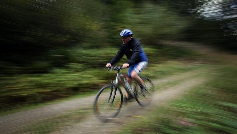 Mountainbiken in der freien Natur ist für viele reizvoller als auf befestigten Wegen. Mountainbiken in der freien Natur ist für viele reizvoller als auf befestigten Wegen.