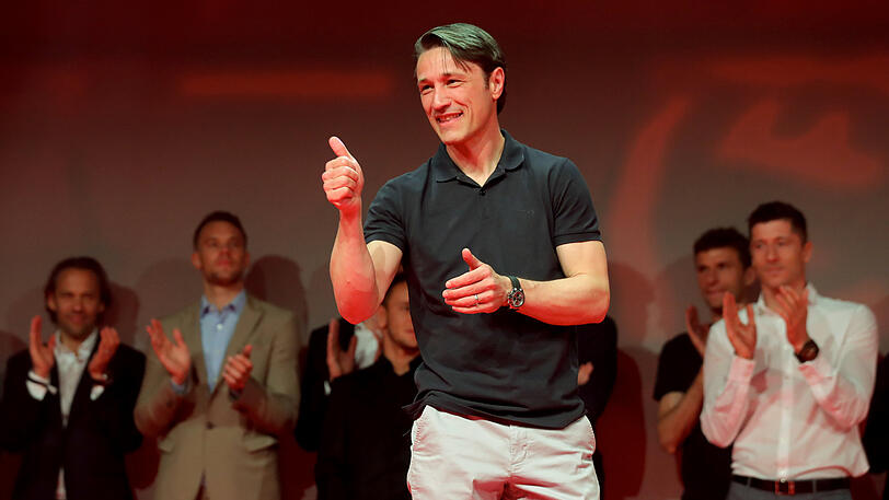 Daumen hoch: Trainer Niko Kovac zeigte sich am Nockherberg sichtlich erleichtert.