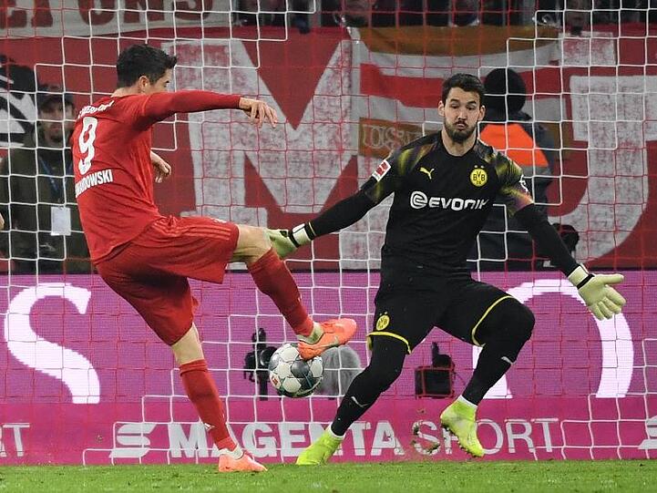 Robert Lewandowski (M) machte mit seinem Tor zum 3:0 alles klar beim Bayern-Sieg gegen den BVB.