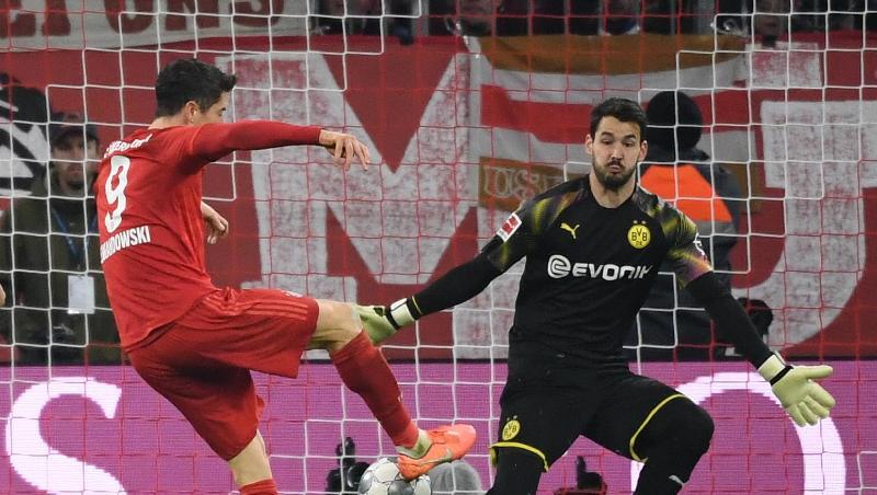 Robert Lewandowski (M) machte mit seinem Tor zum 3:0 alles klar beim Bayern-Sieg gegen den BVB. Robert Lewandowski (M) machte mit seinem Tor zum 3:0 alles klar beim Bayern-Sieg gegen den BVB.