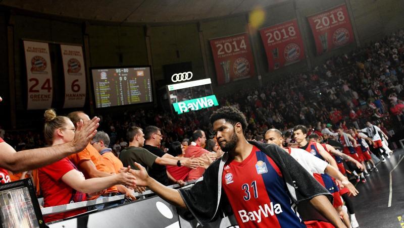 Bayerns Spieler bedanken sich nach dem Erreichen des Finales bei ihren Fans. Bayerns Spieler bedanken sich nach dem Erreichen des Finales bei ihren Fans.