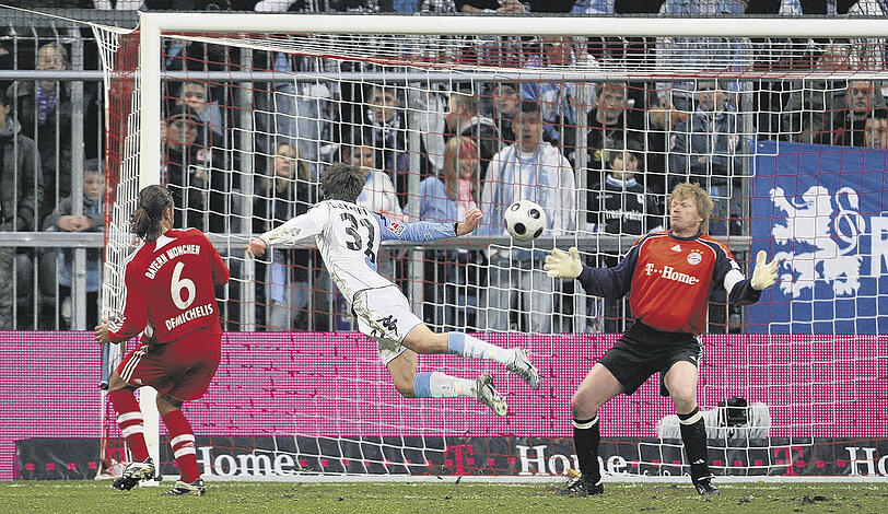 &bdquo;Die hatten wohl ein Kommunikationsproblem&ldquo;, das mutmaßte Manuel Duhnke später über die Szene, in der er zwischen Bayern-Torhüter Oliver Kahn (rechts) und Martin Demichelis zum Zug kam und akrobatisch das 1:1 für die Löwen erzielte. Foto: M.i.S.