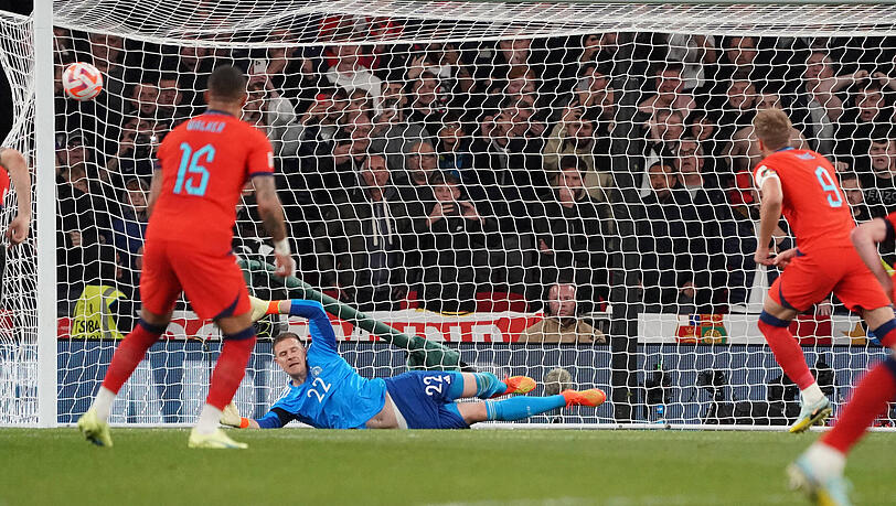 3:2-Führung für England: Marc-Andre ter Stegen ist machtlos beim Elfmeter von Harry Kane. 3:2-Führung für England: Marc-Andre ter Stegen ist machtlos beim Elfmeter von Harry Kane.