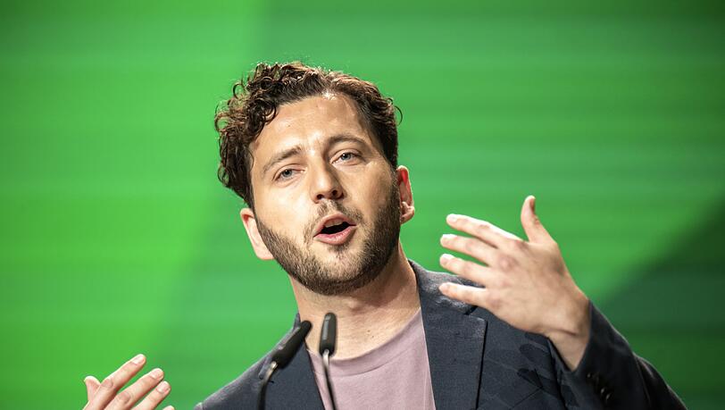 Grünen-Chef Banaszak will Merz kennenlernen. (Archivbild)