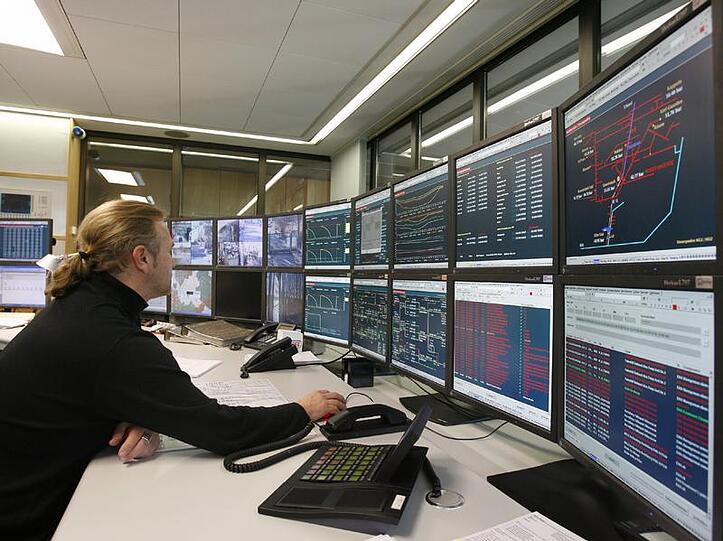 Ein Mitarbeiter überwacht in der Leitzentrale des Erdgasspeicher Reitbrook des Netzbetreibers e-on Hanse bei Hamburg den Gasdruck.
