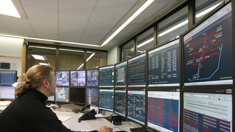 Ein Mitarbeiter überwacht in der Leitzentrale des Erdgasspeicher Reitbrook des Netzbetreibers e-on Hanse bei Hamburg den Gasdruck. Ein Mitarbeiter überwacht in der Leitzentrale des Erdgasspeicher Reitbrook des Netzbetreibers e-on Hanse bei Hamburg den Gasdruck.