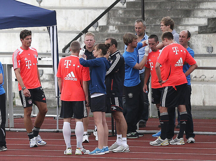 Einmal pieksen für die Herren Gomez, Lahm, Kroos, Müller und Neuer.