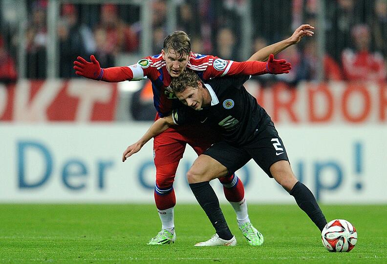 BASTIAN SCHWEINSTEIGER - NOTE 3 - Der Balleroberer. Gewann viele Zweikämpfe, bei den Abspielen manchmal etwas zu lässig. Dann aber wieder eifrig und aggressiv. Ungewohnt viele Fehlpässe.